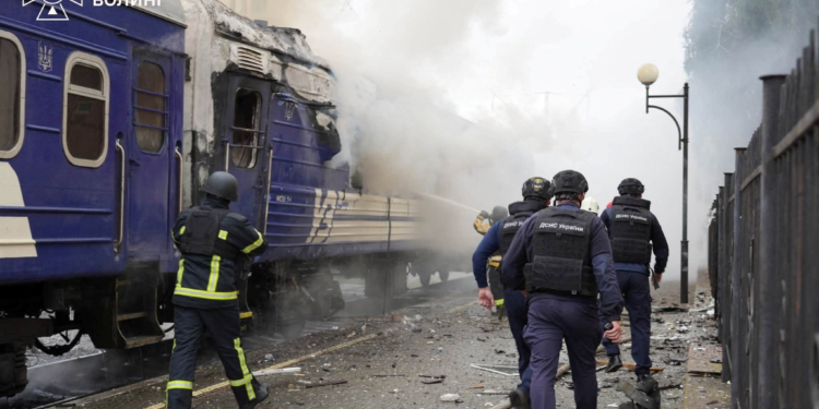 UE acusa Rússia de atacar estação ferroviária na fronteira da Ucrânia com a Polônia após passagem de trem com autoridades europeias