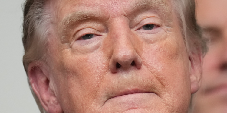 Trump diz que Kennedy Center vai fechar por 'razões de segurança' e diz que prédio só será reformado se for rebatizado com seu nome