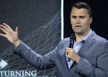 Professora universitária comemora aniversário da morte de Charlie Kirk