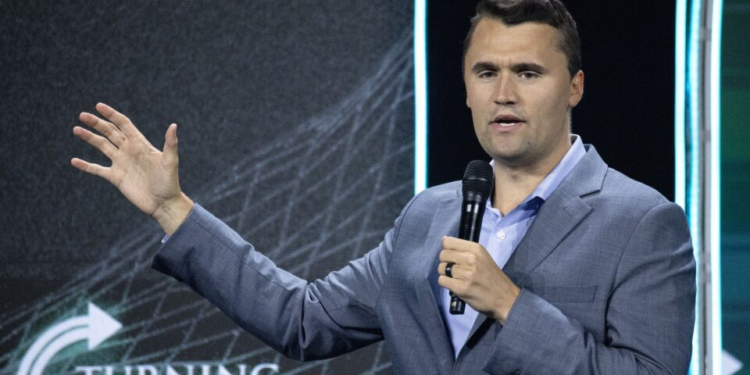 Professora universitária comemora aniversário da morte de Charlie Kirk