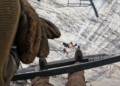 VÍDEO: Alpinista ferido é resgatado por helicóptero em paredão de mais de 200 metros na Califórnia