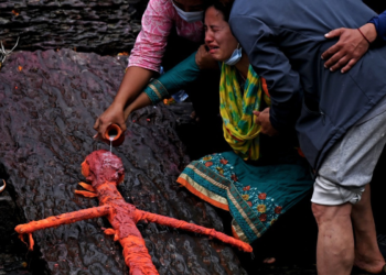 Famílias organizam funerais sem corpos no Nepal uma semana após avalanche mortal
