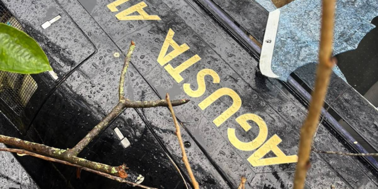 Polícia Militar resgata três pessoas com vida após queda de helicóptero em Iaras (SP)
