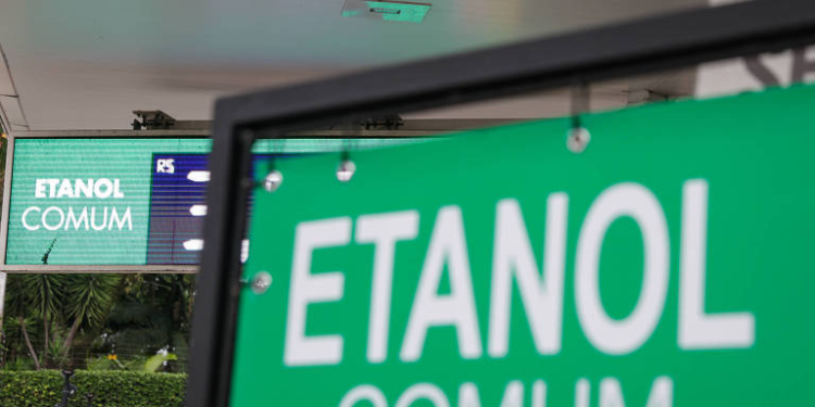 Como o aumento de etanol na gasolina entrou no debate eleitoral entre Lula e Flávio Bolsonaro