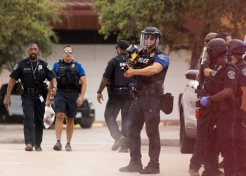 Agente do ICE atira e fere homem em Austin, nos EUA, dizem autoridades locais