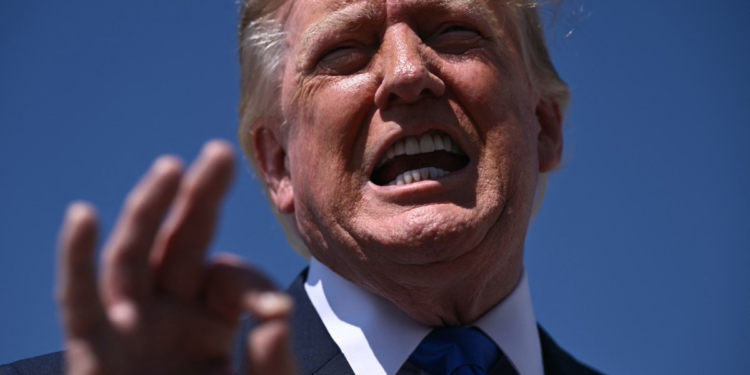 Redes de TV dos EUA suspendem de cobertura conjunta da Casa Branca após Trump banir acesso de jornalistas, diz jornal