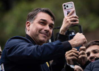 Flávio Bolsonaro viajou dos EUA ao Brasil em 2025 em jato de Vorcaro, diz revista