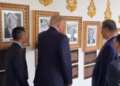 Casa Branca divulga VÍDEO de Trump mostrando foto de caneta colocada por ele no lugar de retrato de Joe Biden