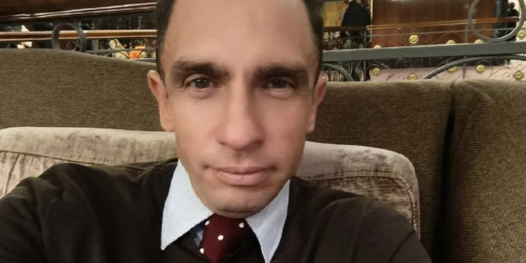 Rússia prende cientista político por tráfico de drogas após posts com análises das eleições