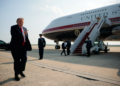 Após juiz mandar Trump devolver acesso a veículos de comunicação à Casa Branca, TV é barrada em voo no Air Force One, diz jornal
