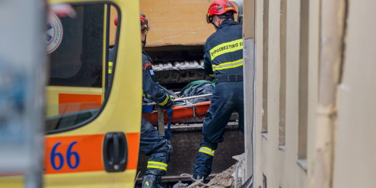 Seis pessoas morrem após explosão e desabamento de prédio em Atenas