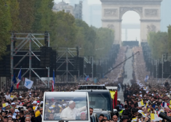 Em visita à França, Papa Leão XIV celebra missa para 800 mil pessoas em Paris
