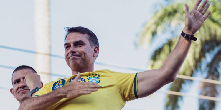 Em Aracaju, Flávio Bolsonaro diz que Lula tem dois filhos: "Lulinha e o tigrinho"