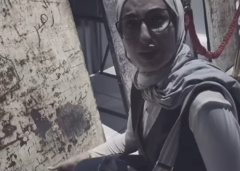 VÍDEO: Mulher chora ao reconhecer nome de irmão desaparecido em porta de prisão em mostra sobre regime de Assad, na Síria