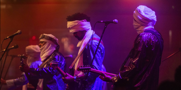 Tinariwen encontra no Brasil público que dança sem entender suas letras