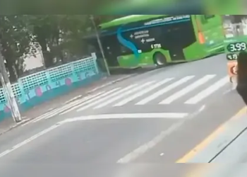 Ônibus desgovernado atinge carros e bate contra muro de escola; Veja vídeo