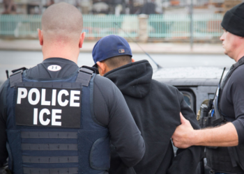 Enfermeira é acusada de ajudar imigrante a fugir após ser preso pelo ICE nos EUA