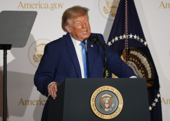 IA criada pelo governo Trump dá respostas que contradizem o próprio presidente