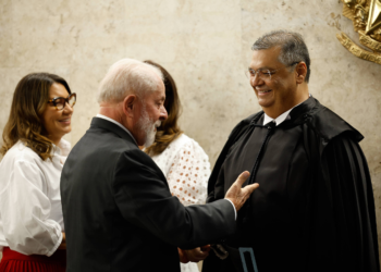 Lula liga ao vivo para Dino, do STF, e é questionado por Flávio Bolsonaro