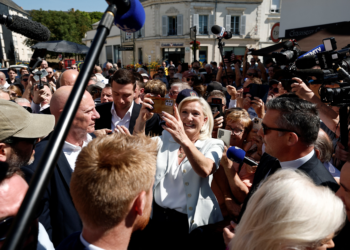 Estratégia de moderação de Le Pen é ameaçada por denúncias de antissemitismo contra aliado