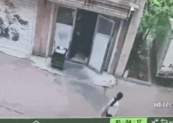 VÍDEO: Explosão em loja arranca roupas de homem, que foge de cueca na China