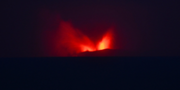 Vulcão Anak Krakatau entra em erupção na Indonésia, e voos no aeroporto de Jacarta são suspensos