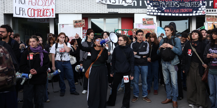 Após manifestações de estudantes de ensino médio, universidades aderem a bloqueios na França