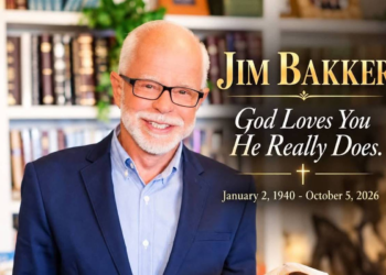 Televangelista americano Jim Bakker, envolvido em escândalos de fraude e sexo, morre aos 86 anos