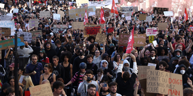 Alunos e professores protestam na França no maior dia da onda de mobilização