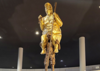 Estátua de Trump nu banhado a ouro é exibida no Parlamento Europeu