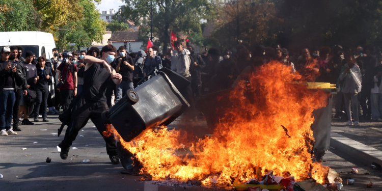 França suspende uso de bombas de efeito moral em protestos após estudante ter mão arrancada por explosão
