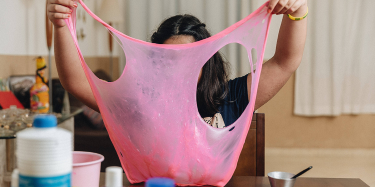 Slime pode fazer mal? O que se sabe sobre os riscos para crianças