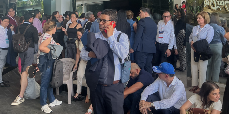Assustados, moradores passam noite nas ruas após terremotos no Panamá
