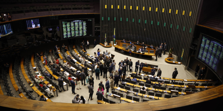 Pagamentos de emendas da Saúde disparam antes de campanhas eleitorais, mostra levantamento