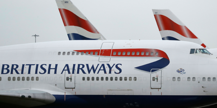 Janela de avião trinca durante voo de Londres a Portugal, e piloto retorna ao aeroporto de origem