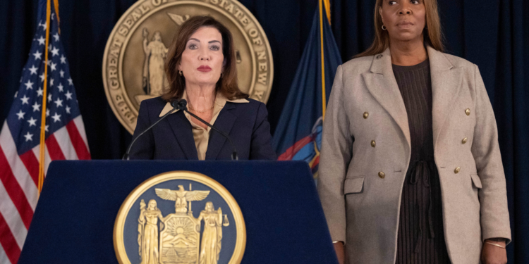 Estupro coletivo em universidade dos EUA: autoridades 'abandonaram' aluna vítima, diz governadora de NY