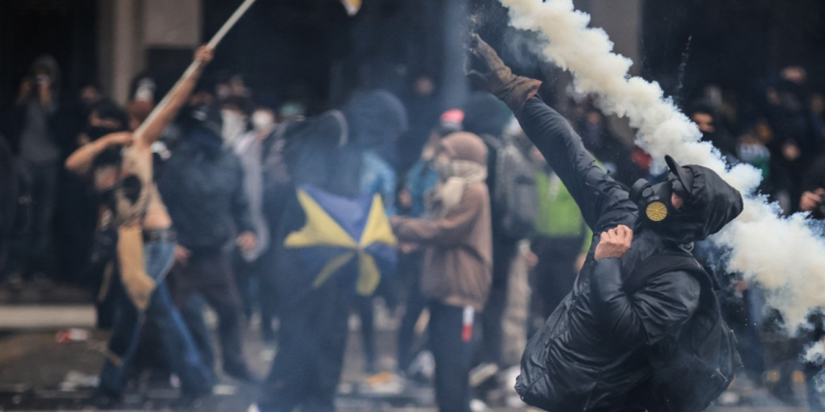 Protesto estudantil contra cortes em universidades termina em confronto com a polícia na Argentina