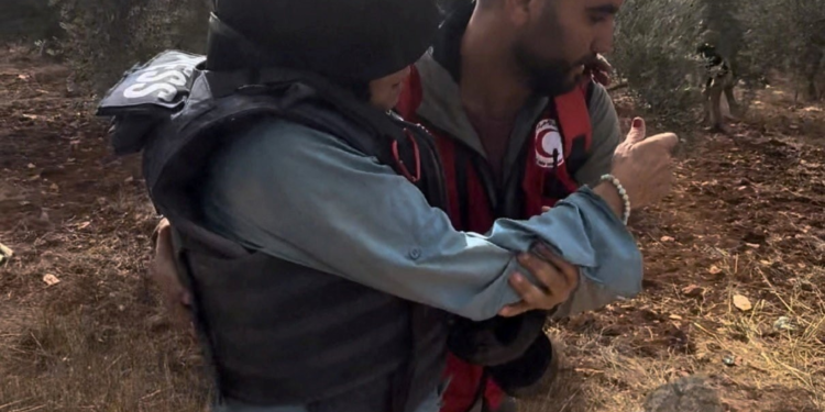 VÍDEO mostra jornalista dos EUA ferida após ataque de colonos israelenses