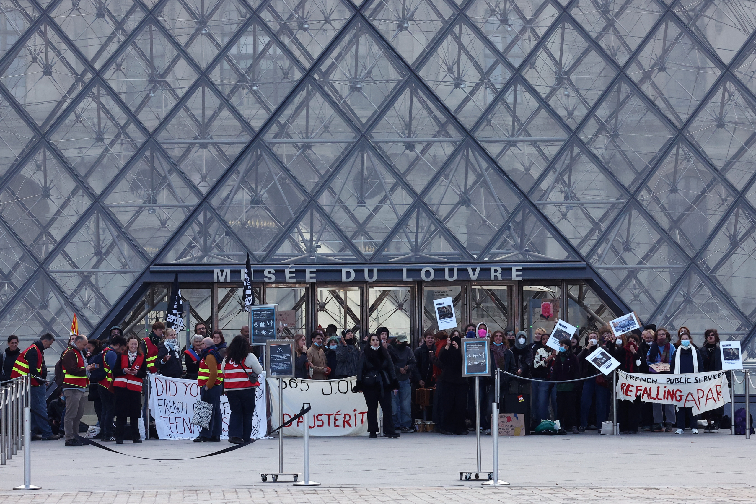 Paris e outrs cidades na França decretam toque de recolher em meio a onda de protestos que já dura um mês
