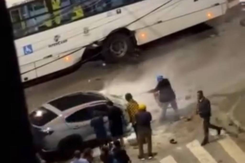 Três jovens morrem após carro bater em ônibus durante suposto racha em Campinas (SP)