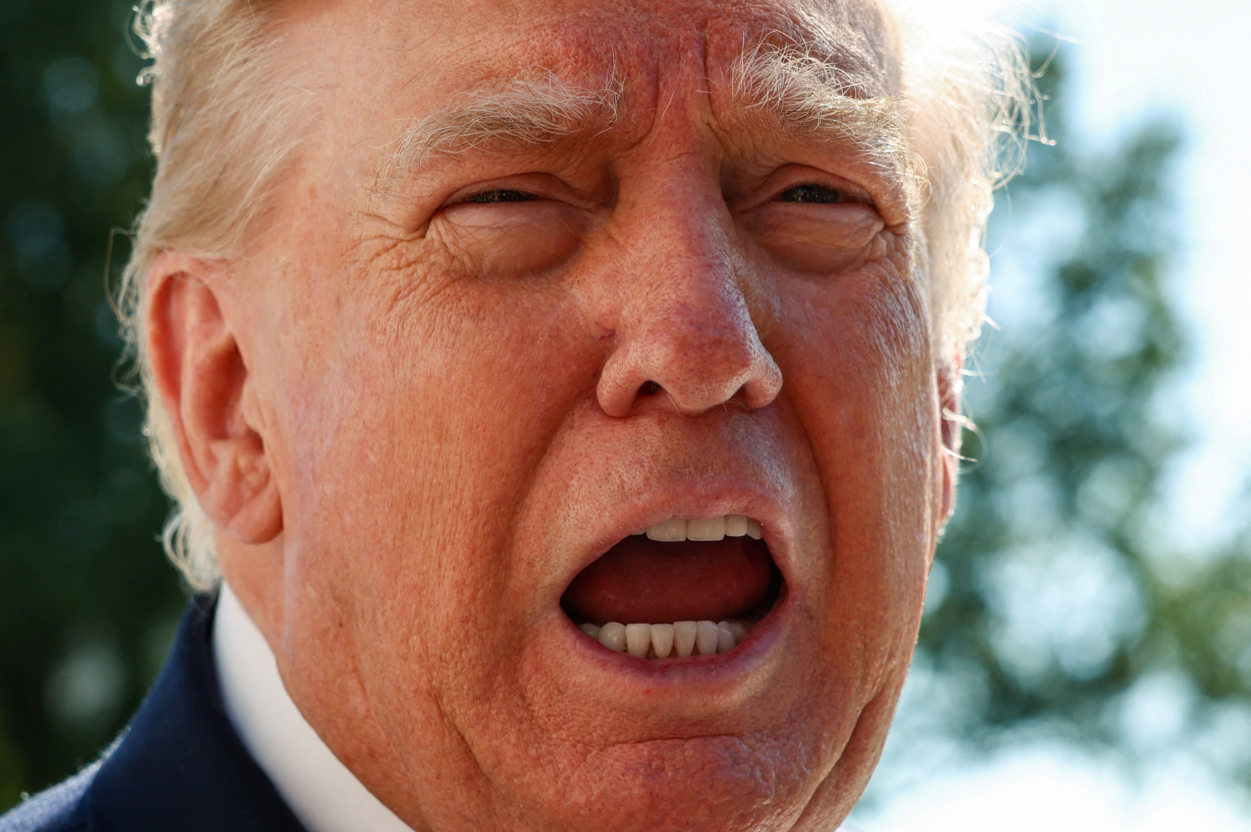 Autoridades dos EUA temem interferência de Trump nas midterms; trumpistas do MAGA discutem lei marcial