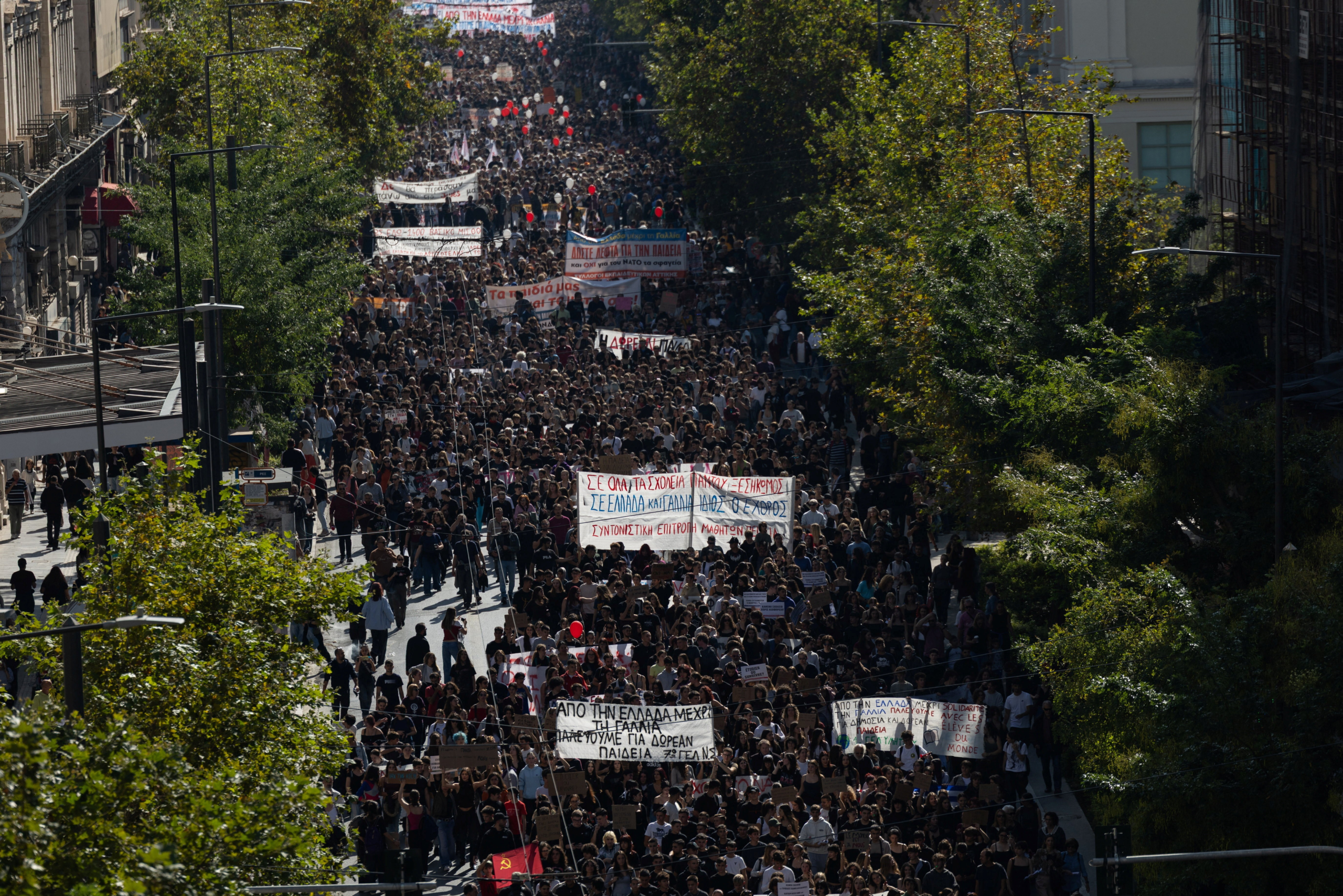 Após França, estudantes, professores e funcionários públicos da Grécia tomam ruas de Atenas em protestos