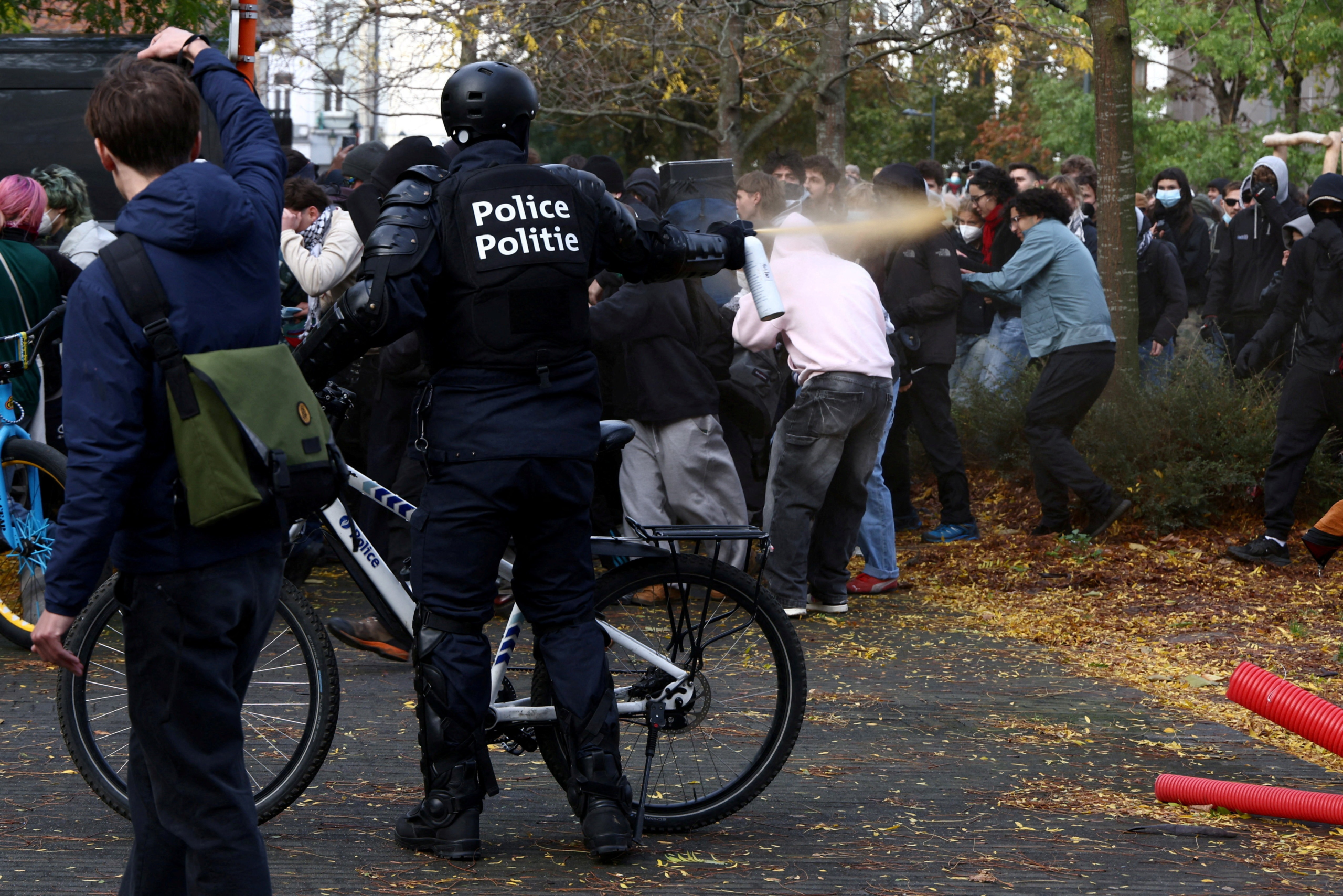 Protestos na Bélgica e na Albânia têm confronto entre manifestantes e policiais; VÍDEO