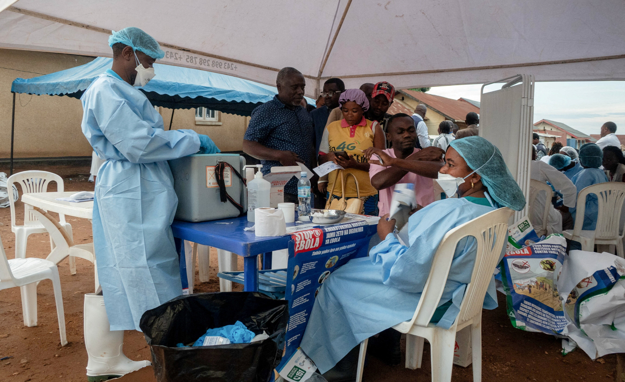 Manifestantes matam enfermeiro que tratava pacientes com Ebola no Congo