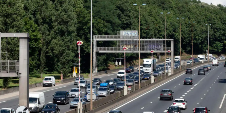 França vai suspender carteira de motoristas flagrados ao celular no volante