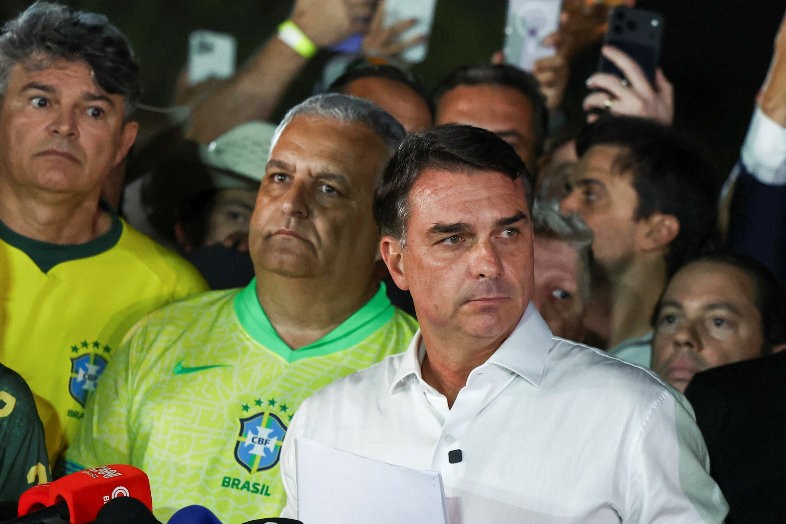 Mesmo derrotado, Flávio Bolsonaro venceu com folga em alguns países do exterior; veja quais