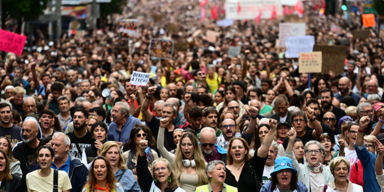 Milhares de pessoas protestam na Espanha contra crise habitacional
