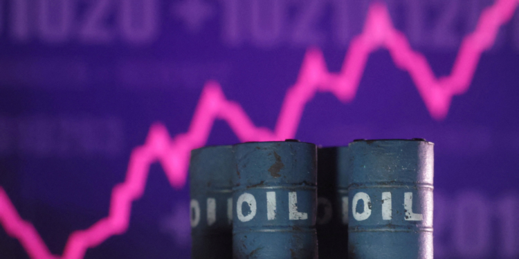 Países já liberaram 325 milhões de barris de petróleo para conter alta dos preços, diz IEA