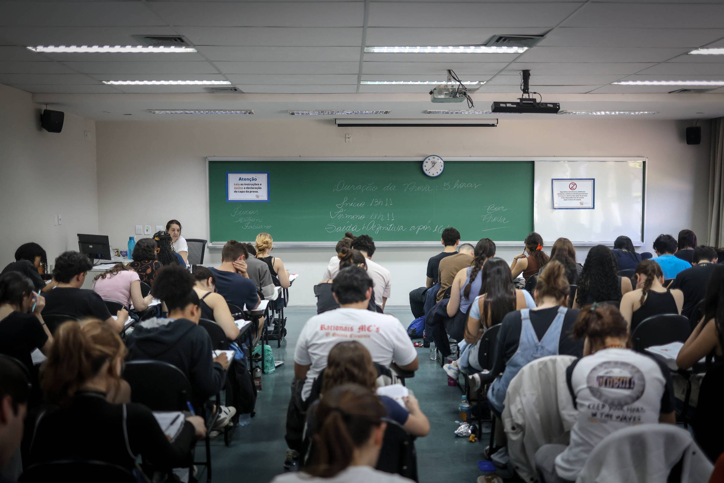 Fuvest aplica 1ª fase do vestibular neste domingo (1º); veja mudanças e o que levar