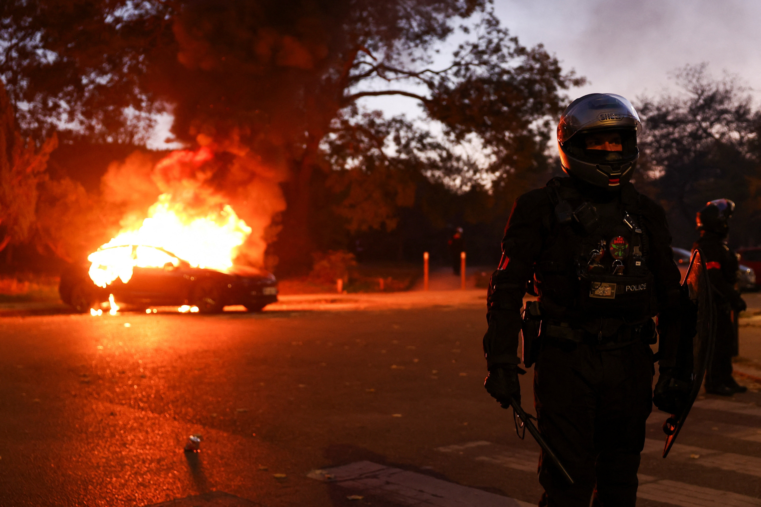 Confrontos e carros incendiados marcam protestos na França; veja fotos